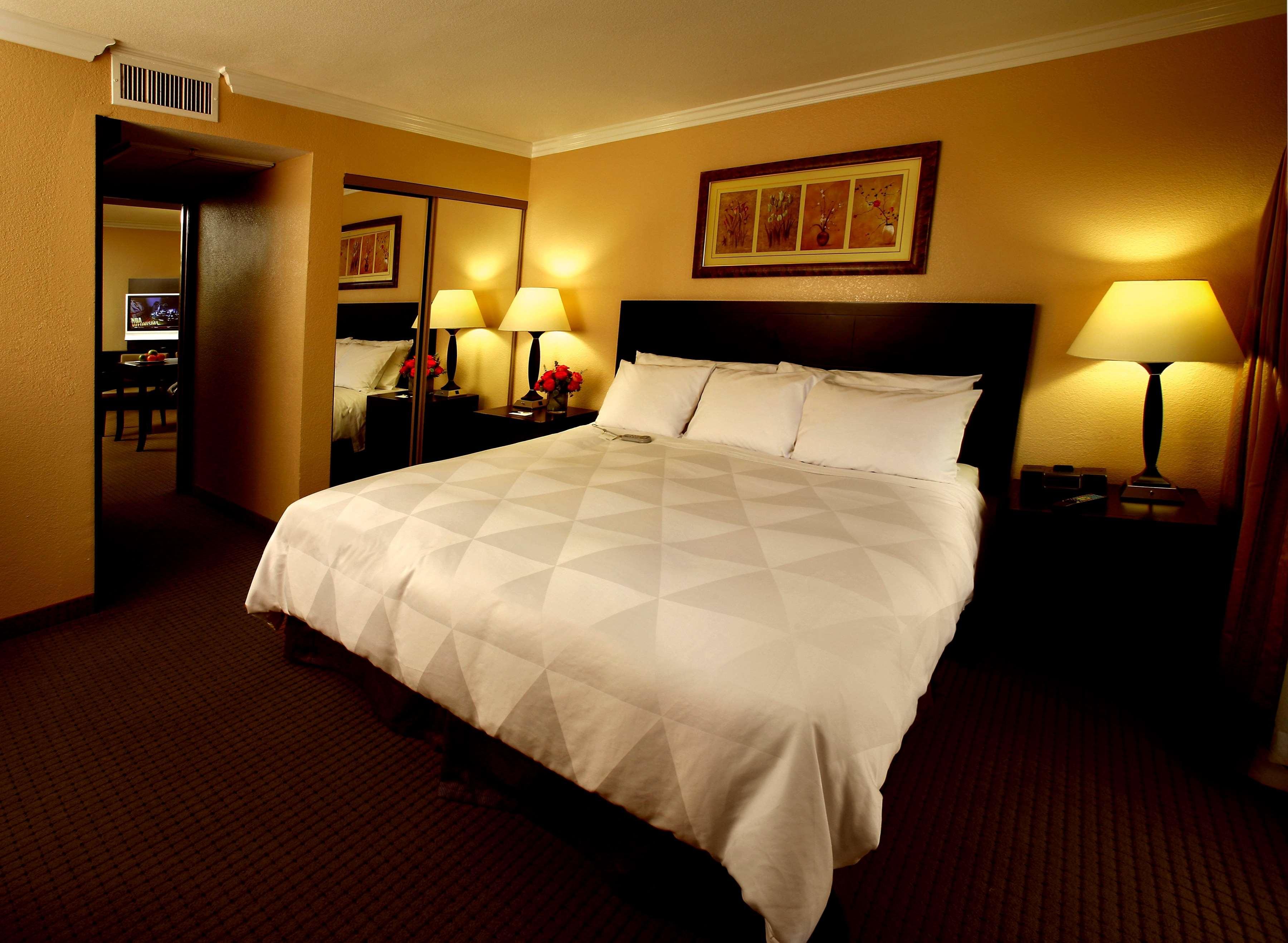 Buena Park Grand Hotel & Suites Room photo